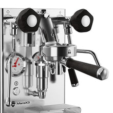 Close-up grouphead and wooden knobs and wooden portafilter from the Lelit MaraX V2 with golden crema and temperature stability.